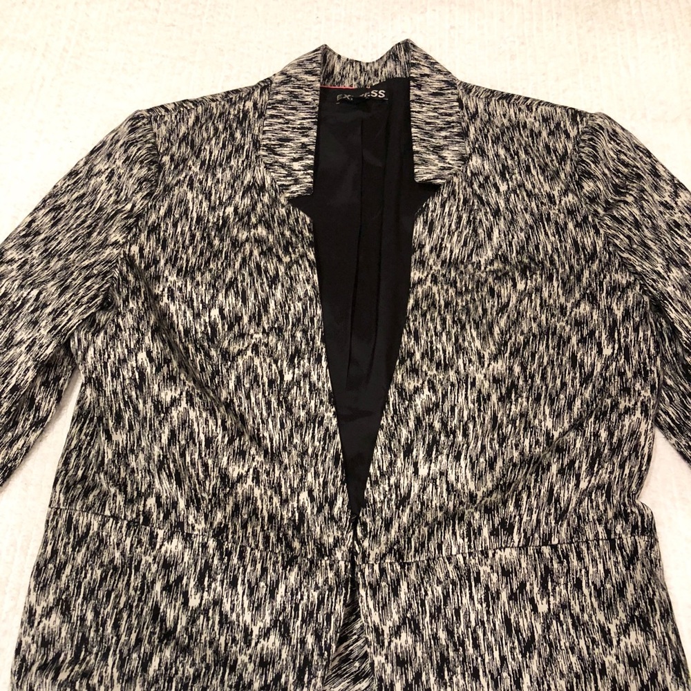 Express | Black And White Patterned Cropped Jacket - image 2